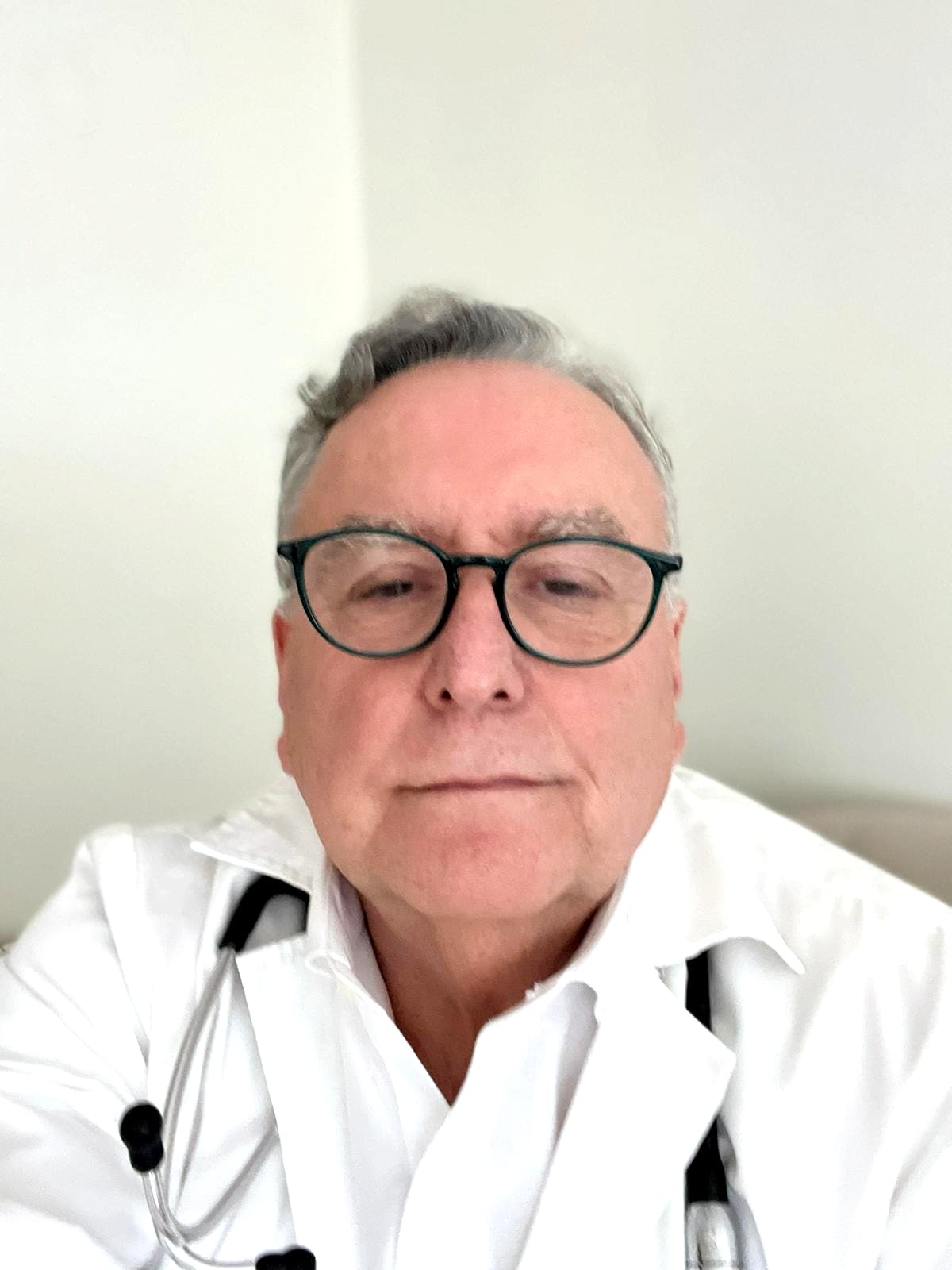 Dr. Guillermo Gil Calvo en consulta